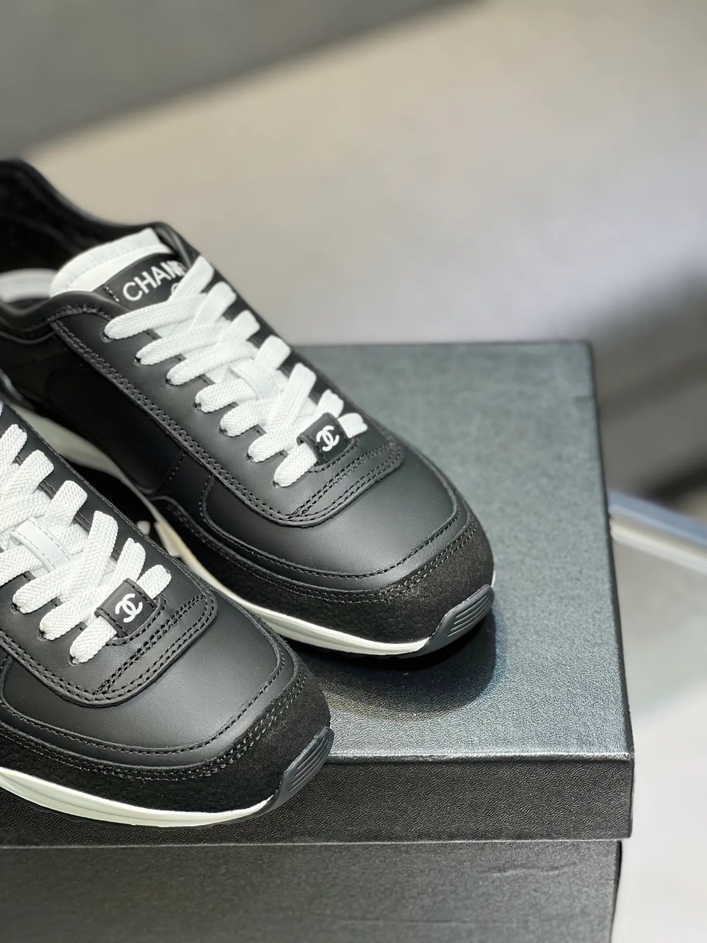 Men's men's shoes 💰620 Exclusive real shot (top version) CHANEL Chanel 2025ss color matching thick-soled casual sports shoes and sneakers. The counter is synchronized. The counter is very popular. A shoe that is very difficult to buy. The most popular thick-soled panda shoes on the Internet. It can be imagined that Xiaoxiang control can't miss it. It has both good looks and comfort. Simple and versatile white shoes. The thick sole increases the height and is super versatile. Close your eyes and wear it. Whoever wears it will look better. Upper: calfskin Lining: imported sheepskin lining Outsole: TPU original outsole Size: 35-44 (customized for women 41 and 40, and 45 for men)